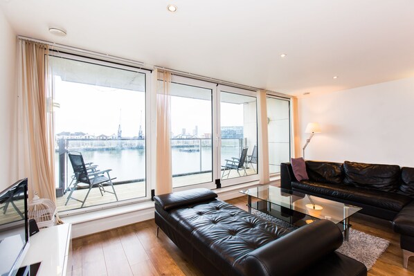 Apartamento, 2 quartos | Sala de estar | TV de tela plana