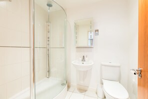 Appartement, 2 chambres | Salle de bain | Baignoire et douche séparées