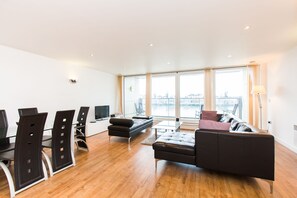 Apartamento, 2 quartos | Sala de estar | TV de tela plana