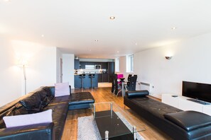 Apartamento, 2 quartos | Sala de estar | TV de tela plana