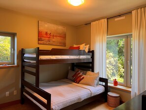 2 bedrooms, iron/ironing board, free WiFi, bed sheets - CLEAN-MODERN-WIFI-HARBOUR & MTN VIEWS-SPACIOUS-SHORT WALK TO TOWN & BEACH TRAILS (ucluelet)