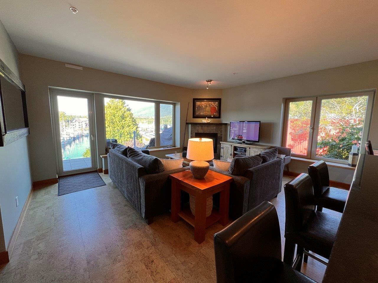 Smart-TV, Kamin, DVD-Player, B ücher