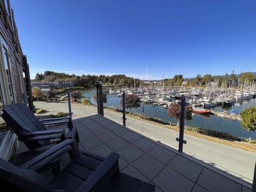 CLEAN-MODERN-WIFI-HARBOUR & MTN VIEWS-SPACIOUS-SHORT WALK TO TOWN & BEACH TRAILS