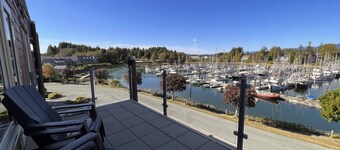 CLEAN-MODERN-WIFI-HARBOUR & MTN VIEWS-SPACIOUS-SHORT WALK TO TOWN & BEACH TRAILS