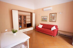 Standard Apartment, 1 Bedroom | Ruang tamu | TV skrin rata 