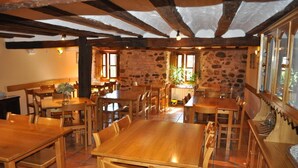 Un comedor rústico con paredes de piedra y muebles de madera.