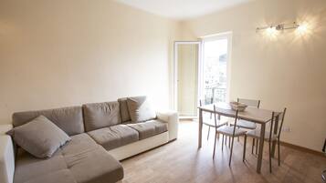 Apartamento, 2 quartos | Área de estar | TV de tela plana