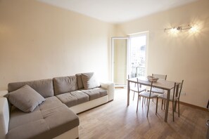 Apartment, 2 Schlafzimmer | Wohnbereich | Flachbildfernseher