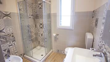 Apartamento, 2 quartos | Banheiro | Chuveiro, bidê