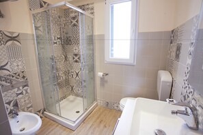 Apartment, 2 Schlafzimmer | Badezimmer | Dusche, Bidet