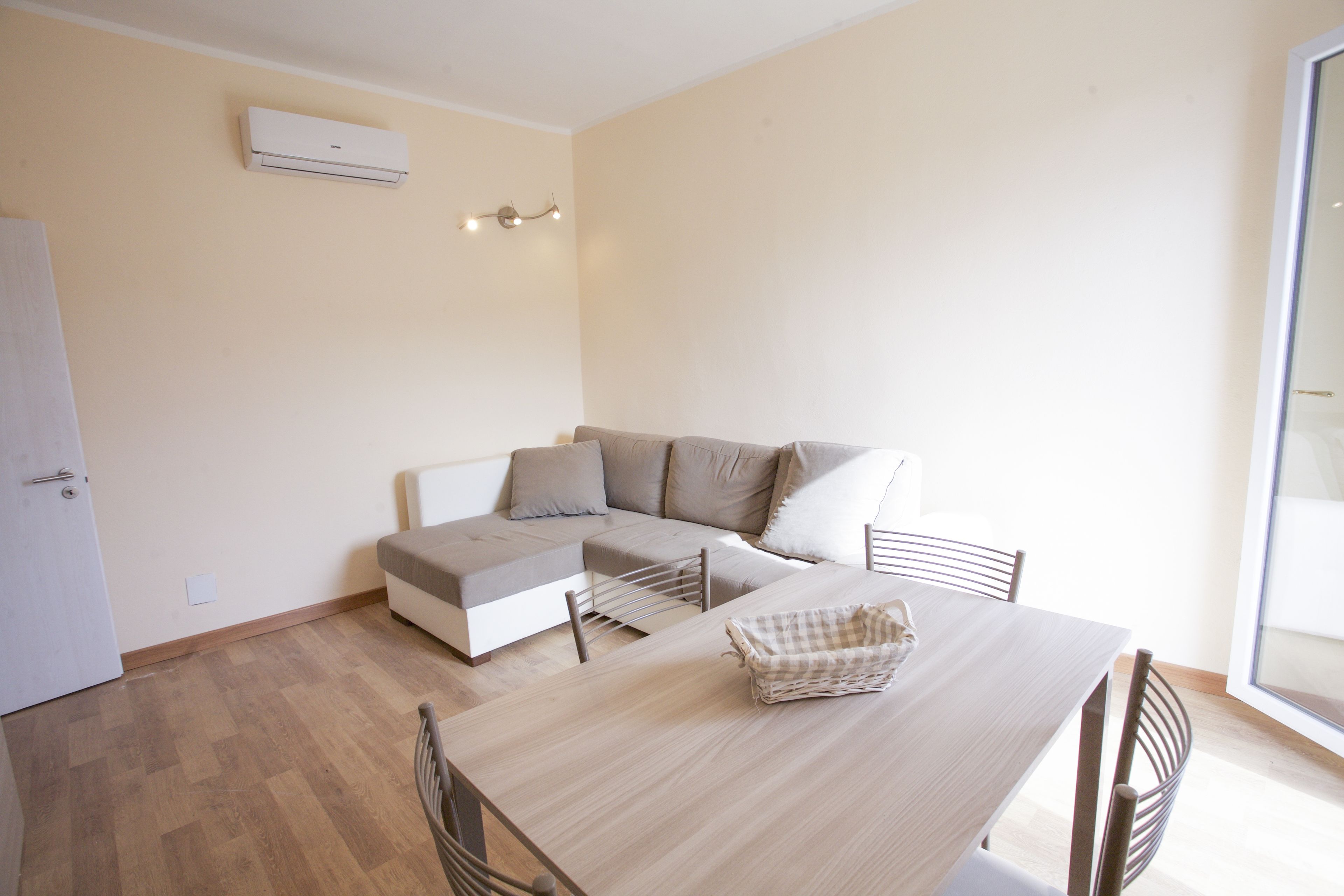 Una sala de estar moderna con un sofá, una mesa de comedor y sillas.