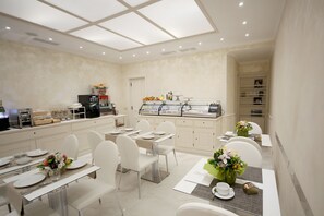 Free daily buffet breakfast  - Maison Tritone (Rome)