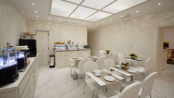 TĂ€gliches inbegriffenes FrĂŒhstĂŒcksbuffet