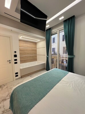 Premium bedding, down duvets, pillow-top beds, in-room safe - Maison Tritone (Rome)