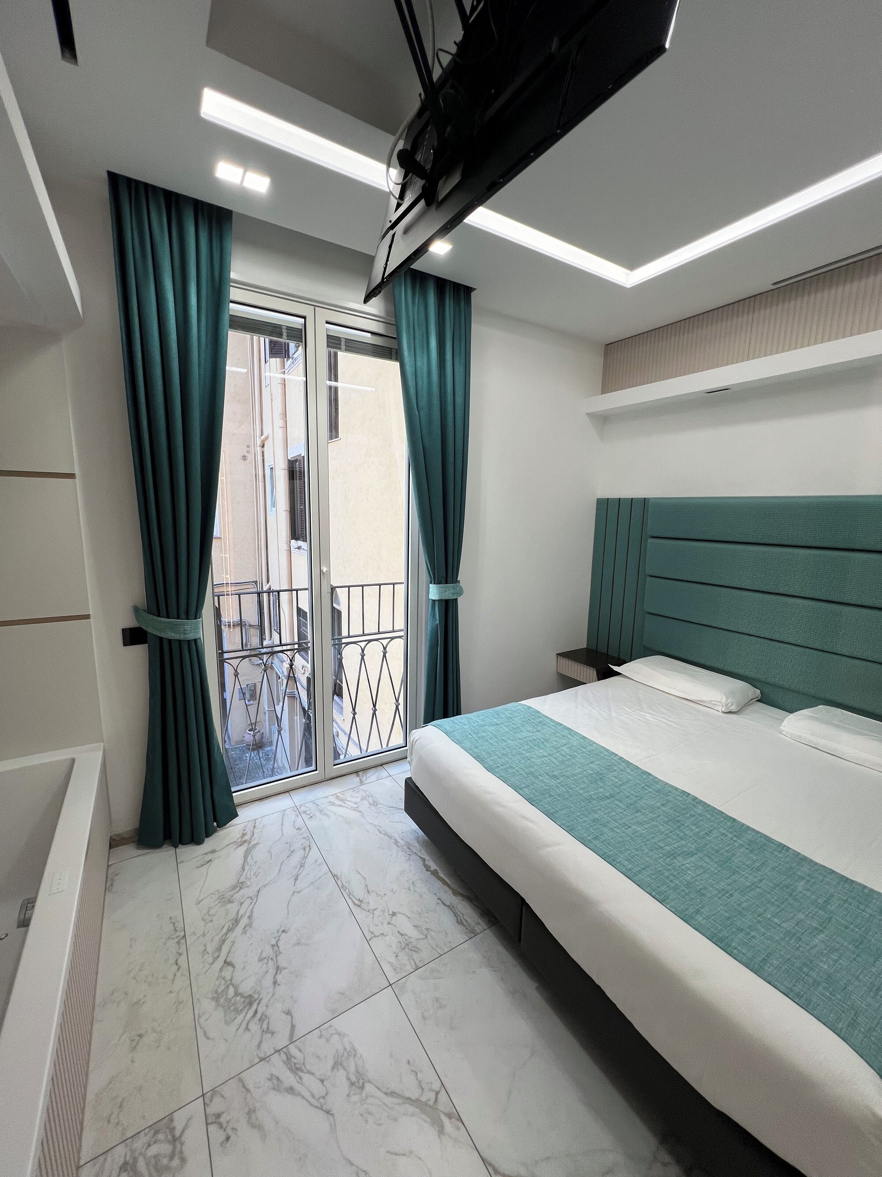 Hochwertige Bettwaren, Daunenbettdecken, Pillowtop-Betten, Zimmersafe