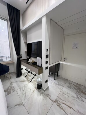 Premium bedding, down comforters, pillowtop beds, in-room safe - Maison Tritone (Rome)