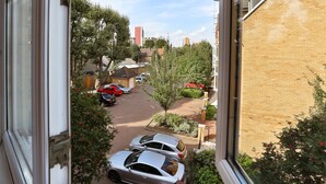 A residential street with parked cars and a clear view of the sky. - Austin David Apartments - Classic 2 Bed (London)