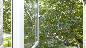 A window with a view of a tree-lined street and parked cars. - Austin David Apartments - Classic 2 Bed (London)