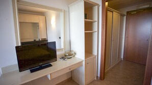 Un baño moderno con inodoro integrado, lavamanos y espejo.