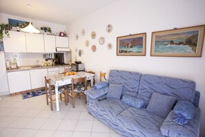 Appartement, 3 chambres | Coin séjour | Télévision à écran plat