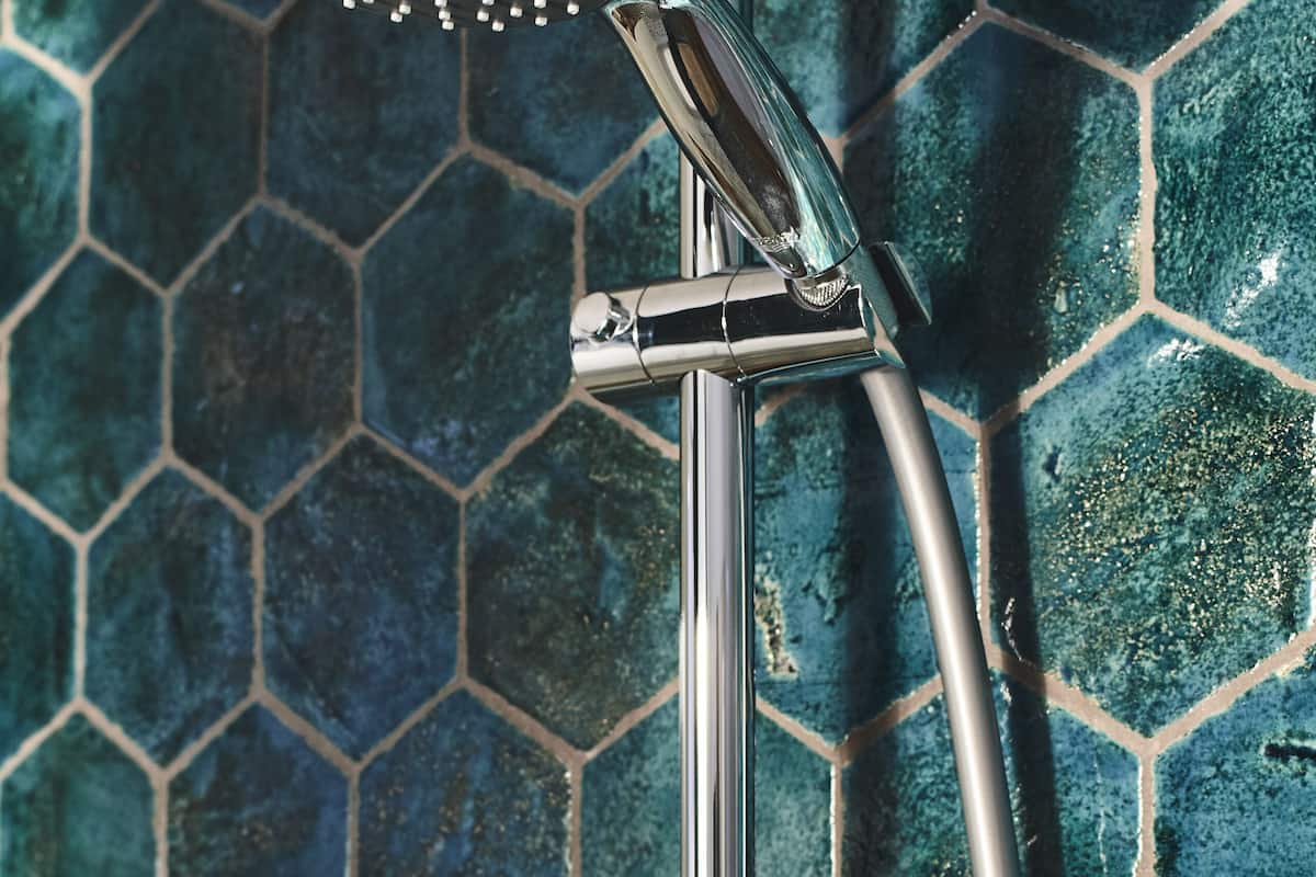 standard double room, 1 queen bed | bathroom shower