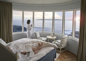 Suíte exclusiva, 1 cama King, vista para o oceano | Frigobar, escrivaninha, cortinas blackout, quartos à prova de som