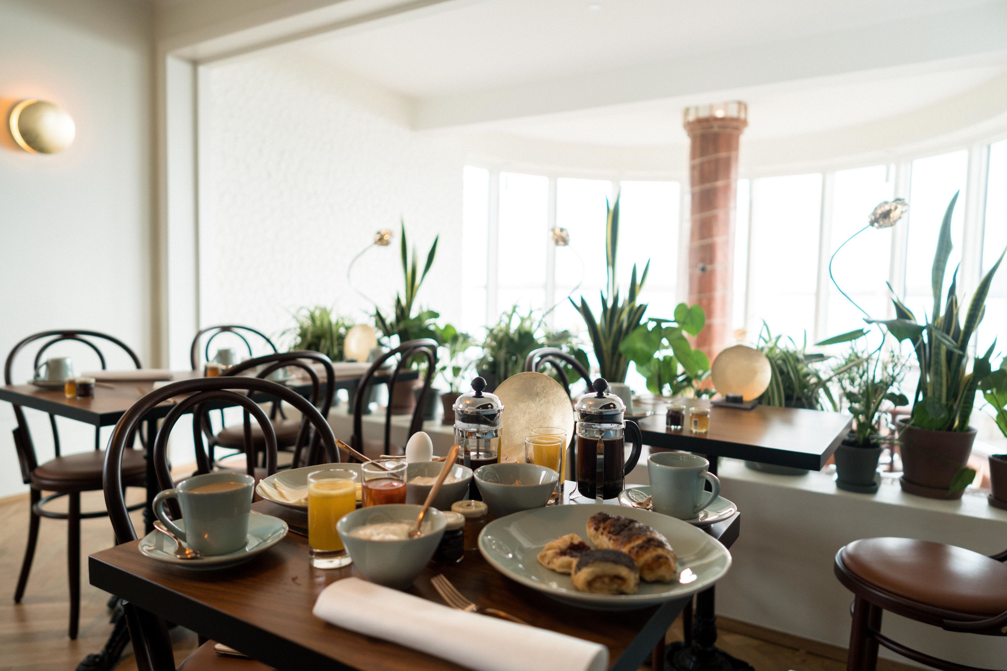 daily buffet breakfast (dkk 175 per person)