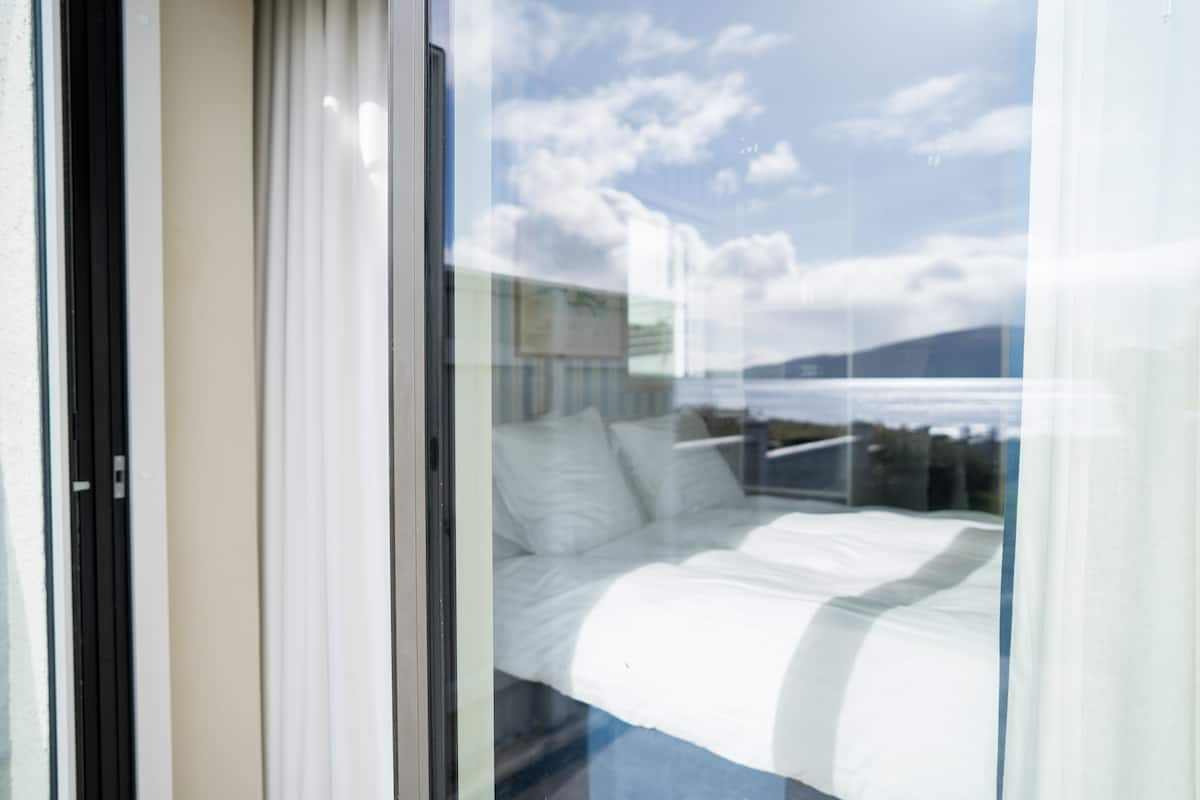 deluxe double room, 1 king bed, ocean view | minibar, in-room safe, individually decorated, desk
