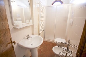 Appartement Standard, 1 chambre | Salle de bain | Douche, bidet