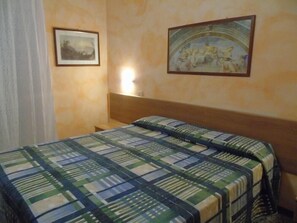 1 Schlafzimmer, Zimmersafe, Schreibtisch, Bügeleisen/Bügelbrett