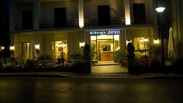 Overnatningsstedets facade – aften/nat