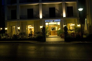 Front of property – evening/night - Hotel Arno (Chianciano Terme)