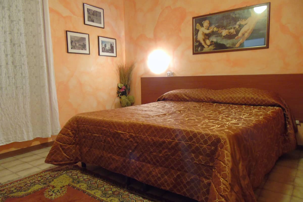 1 bedroom, in-room safe, desk, iron/ironing board