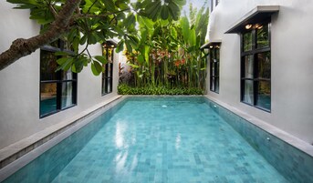 Piscina externa, espreguiçadeiras