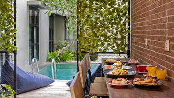 Breakfast, lunch and dinner served