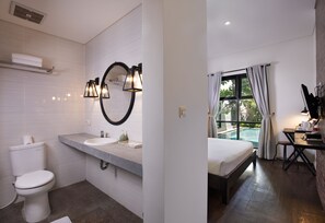 Deluxe Double Room, Pool View | Bathroom - The Aswana Seminyak (Seminyak)