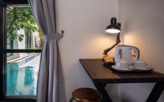 Quarto casal luxo, vista para a piscina | Cofres nos quartos, escrivaninha, Wi-Fi de cortesia, roupa de cama