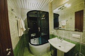 Kahden hengen luksushuone | Kylpyhuone | Suihku, ilmaiset hygieniatuotteet