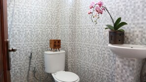 Bathroom - larisa homestay (Kalasan)