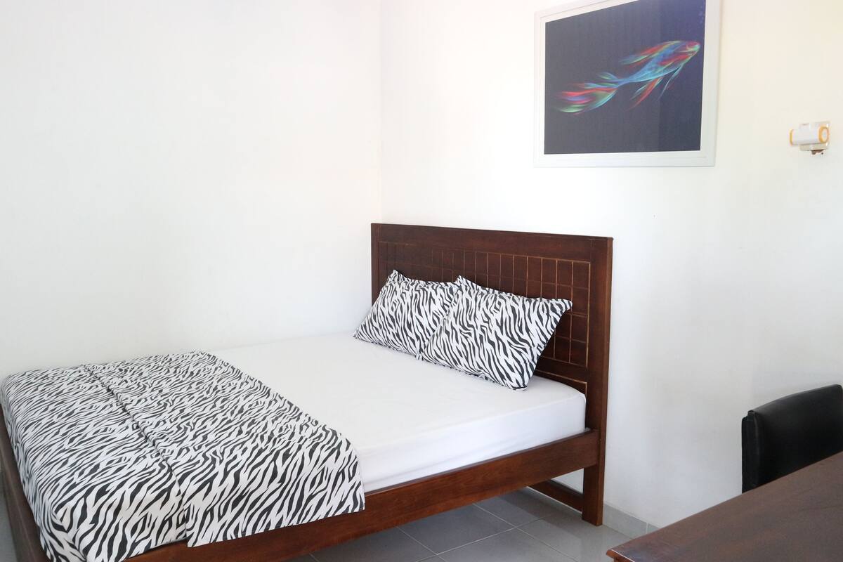 Comfort Room, 1 Queen Bed, Shared Bathroom