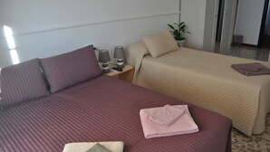 Triple Room - El Hostal Puerto De Santa Maria (El Puerto de Santa Maria)