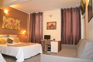 أغطية فراش متميزة وميني بار وخزنة داخل الغرفة ومكتب