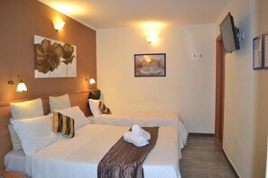 أغطية فراش متميزة وميني بار وخزنة داخل الغرفة ومكتب