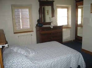 Cots/infant beds, rollaway beds, free WiFi, bed sheets