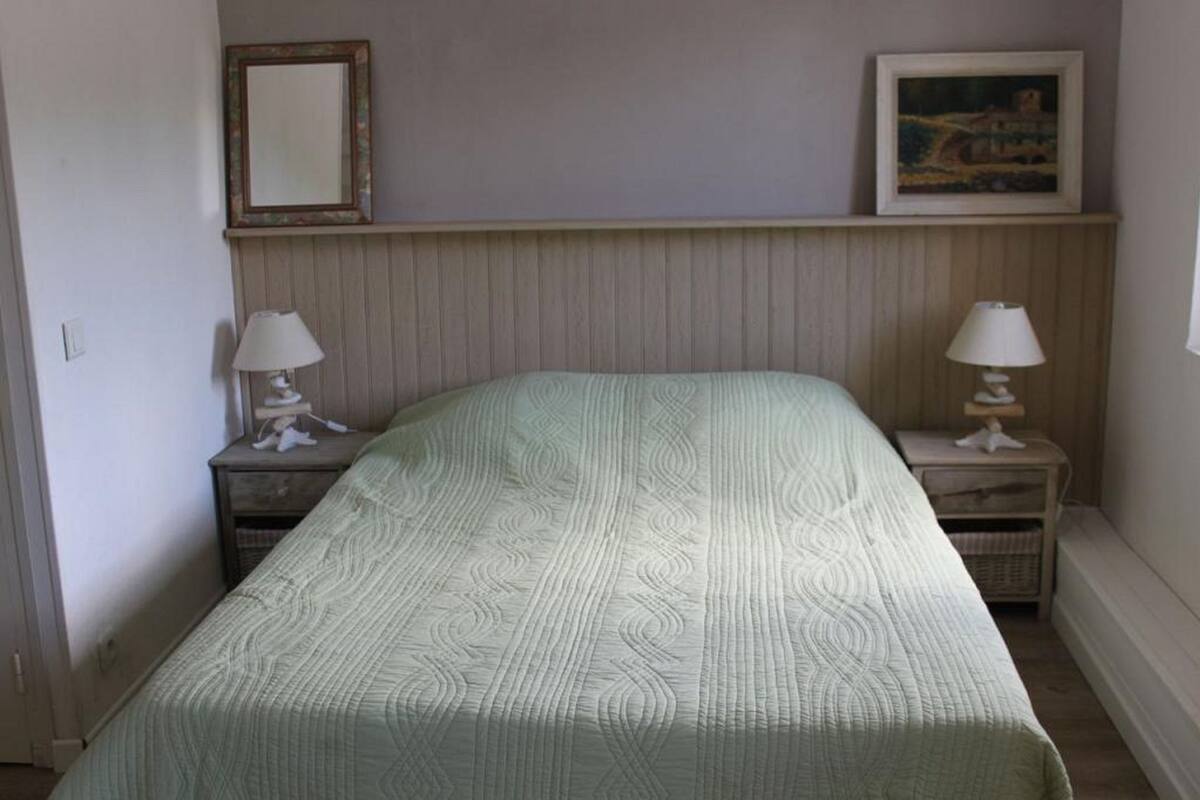 Cots/infant beds, rollaway beds, free WiFi, bed sheets
