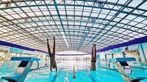 An indoor swimming pool with a high ceiling and clear lanes. - Mardi Plaza Hotel (Batumi)