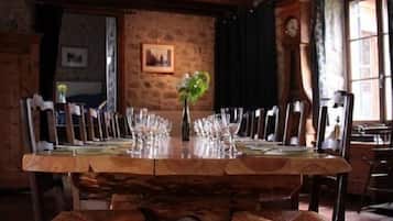 Se sirven cenas y cocina local