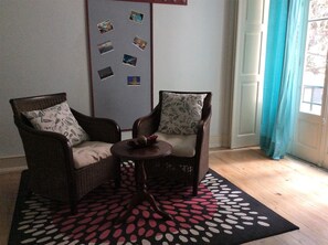 Habitación triple Confort | Escritorio, tabla de planchar con plancha y wifi gratis 