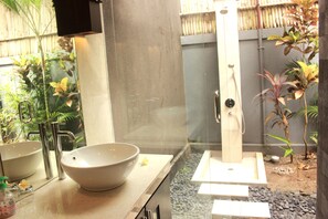 Villa, 3 Bedrooms | Bathroom | Deep-soaking bathtub, free toiletries, hair dryer, towels - Bali Bagus Villas (Ungasan)