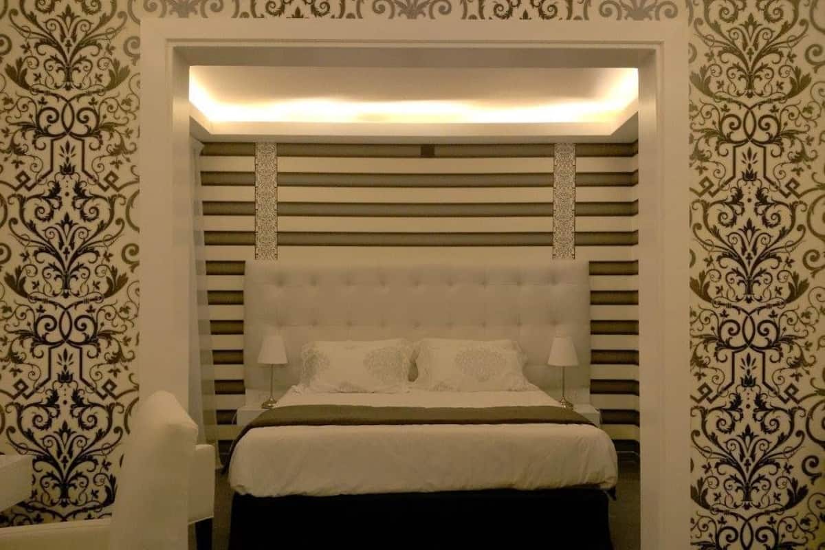Suite Junior | Seprai premium, minibar, brankas, dan meja kerja